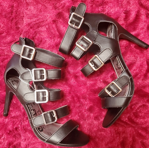 Brash Shoes - BRASH BLACK BUCKLE STRAP HEELS!